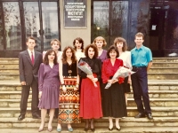 Absolventská fotka z VŠ (1994), Světlana druhá zleva v první řadě