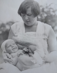 Eva Machková jako batole v náručí své matky