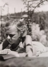 Eva Machková jako dítě při čtení knihy