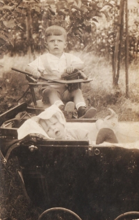 Jiří a jeho sestra Dagmar na Kardášově Řečici, rok 1935