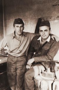 Jiří Lukšíček a jeho kamarád v dílně, vojenská služba u Technických praporů, Olomouc, rok 1961