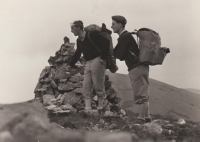 Jiří (Rys) Lukšíček a Jindřich (Vlk) Valenta v Nízkých Tatrách, vrchol Chopok, rok 1962