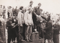 Jiří Lukšíček a jeho kamarád z Jáchymovských lágrů Jiří Bláha (oba vlevo) na stupni vítězů při závodu při Závodu tří řek, rok 1965