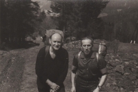 Jiří (Rys) Lukšíček (vpravo) a Jiří (Grizzly) Oktábec při přípravách na neoficiální skautský tábor, květen 1967