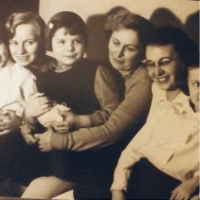 Květa Běhalová vpravo, spolu s manželkami bratrů Běhalových a jejich dcerami. Cca 1958 - 1960 
