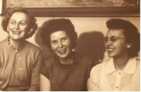 Květa Běhalová vpravo, spolu s manželkami bratrů Běhalových. Cca 1958 - 1960
