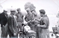 Ján Bajtoš (prvý sprava) v mladosti so svojou motorkou (1956)