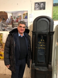 Imrich Donath so schránkou na tóru zo šalianskej synagógy na výstave vo Frankfurte