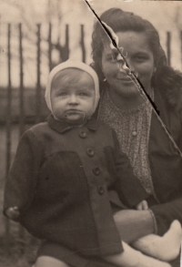 Blažena Kovaříková with her mother, 1925