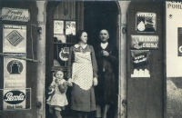 Obchod v Chroustovicích, Eva Hoskovcová s maminkou Annou Marboe a otcem Františkem Jelínkem, cca 1938