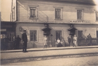 Nádraží Řečany nad Labem, muž vlevo vpředu dědeček Jan Marboe, maminka pod skříňkou stojící