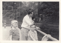 Dcera Markéta a syn Tomáš s manželem Oldřichem Hoskovcem na přehradě, cca 1972