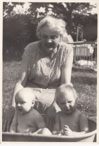 Maminka Anna Marboe s vnoučaty Markétou a Tomášem, cca 1964