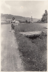 Eva Hoskovcová na cestě stopem z Liberce na východní Slovensko, cca 1955