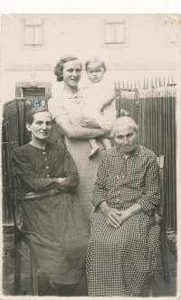 Brigitta, Mutter Christina Kaschte (1916), Grossmutter Berta Kastner (1887), Urgrossmutter Marie Redlich (1865)