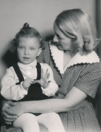 Kateřina Adámková s maminkou Ludmilou, počátek 50. let