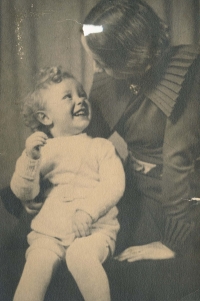Maminka Ludmila Pokorná s bratrem Petrem kolem roku 1935