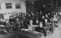 Dalibor Matějů (ve druhé lavici vedle chlapce v kostkované košili) v první třídě ZŠ v Moravských Branicích, 1954