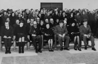 Pohřeb bratra Iva (úmrtí v následku popálenin při výbuchu brněnské teplárny), Dalibor Matějů úplně vpravo dole, 1975