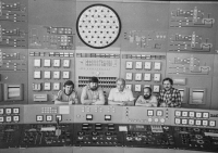 Po ukončeném výcviku na trenažeru reaktoru JE Novovoroněž v Sovětském svazu, Dalibor Matějů druhý zleva, 1984