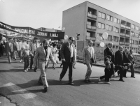Prvomájový průvod zaměstnanců JE Dukovany, Dalibor Matějů první zleva, 1986