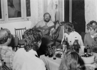 Oslava narozenin jednoho ze zaměstnanců školicího a výcvikového střediska JE Dukovany v Brně, Dalibor Matějů hraje na kytaru, 1987
