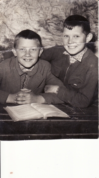 Ľudovít Volf ako 12-ročný (vpravo)