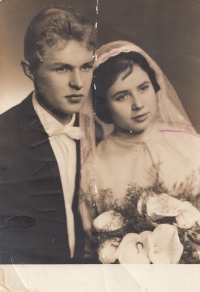 Svatební fotografie s ženou Libuší Čihákovou, 1962.
