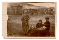 Лаврентія Таланчук (крайня зліва) доглядає за сусідськими дітьми на спецпоселенні, 1950-ті роки
