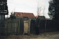 Volodymyr Sereda u vchodu do  někdejšího domu své rodiny (rok 2003, Ljašky/Laszki)