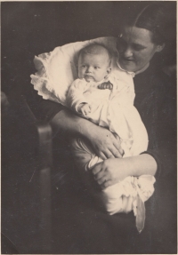 Novorozená Helena s maminkou, leden 1939