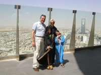 2002, Rijád, Saúdská Arábie, s manželkou a dcerami