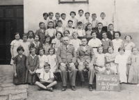 Upper row, second from the right: Oldřich Vašák in elementary school in Moravský Krumlov