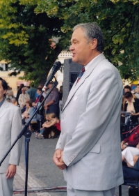 Bohuslav Fencl na vysokomýtském náměstí, 2004