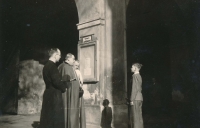 Václav jako student v Bohosudově, cca 1949/50, uprostřed trojice mužů biskup Trochta