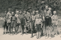 Skautský oddíl vlčat v Horních Počernicích, cca 1946, menší chlapec zcela vpředu je pamětníkův bratr Jan