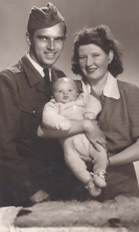 1951, Ivan Gabal st. dostal volno ze základní vojenské služby na návštěvu své manželky a novorozeného syna