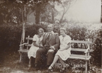 Zleva: teta Jiřina, dědeček Otakar a matka Helena (1925)