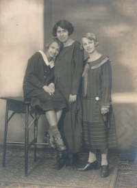 Teta Jiřina a matka Helena s vychovatelkou (20. léta)