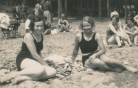 Matka Helena (vlevo) s kamarádkou, 20. léta