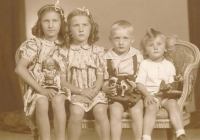 Vpravo Nikolaj Bělanský se svými sourozenci