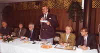 Návštěva V. Klause v Hradci Králové, pamětník zcela vpravo, 1992