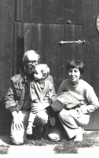 S manželem Antonínem Maněnou a synem Václavem, stodola na Hrádečku, cca 1982; Václav Havel byl tehdy ve vězení