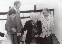 Novou budovu speciální školy slavnostně otevírala Olga Havlová, 1994