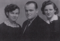 With her brother Bedřich and her sister Anna Marie (right)