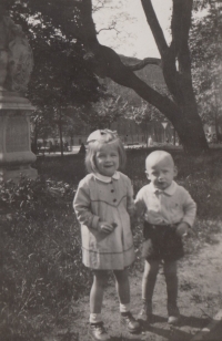 S mladším bratrem Eduardem