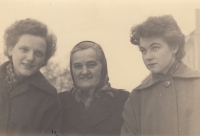 With her mother and her sister Anna Marie (left)