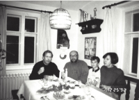 Václav Havel s Antonínem Maněnou, Vlastou Maněnovou a Václavem Maněnou, Hrádeček, konec 80. let