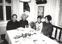 Václav Havel, Olga Havlová, Vlasta Maněnová a syn Václav Maněna, Hrádeček, konec 80. let
