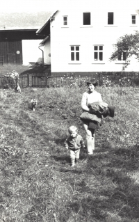 Se synem Václavem Maněnou (*1979), cca 1982; v té době byl Václav Havel ve vězení